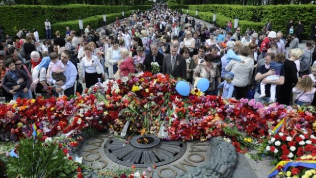 Ukrajinci si připomněli padlé ve 2. světové válce u památníku v Kyjevě