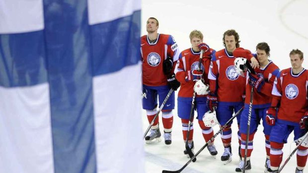 Smutní Norové sledují stoupající finskou vlajku
