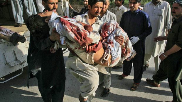 Jeden z těžce raněných po atentátu nedaleko pákistánského Péšaváru