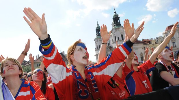 Fanoušci na Staroměstském náměstí sledují mistrovství světa v ledním hokeji.