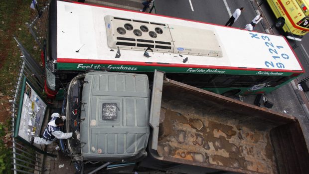 Izraelská policie zkoumá kamion, s nímž palestinský útočník najížděl do lidí