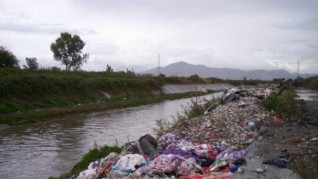 Odvodňovací kanál u Neapole jako stoka