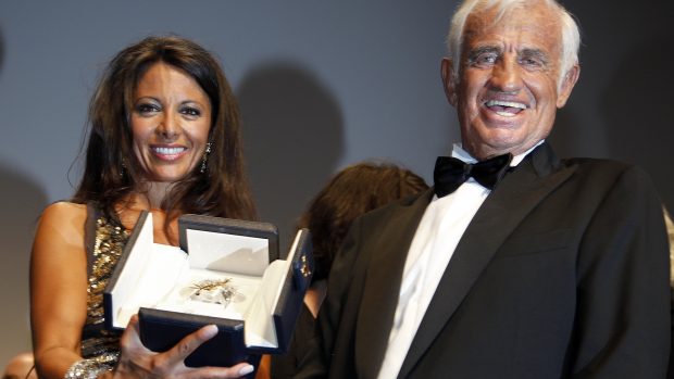 Jean-Paul Belmondo se svou partnerkou Barbarou Gandolfi poté, co převzal Zlatou palmu