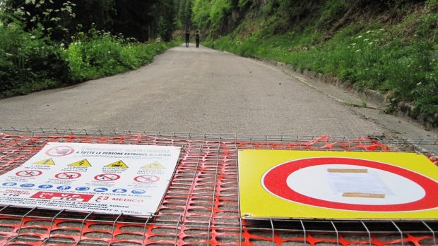 Cyklisté na Giru na Monte Crostis nesměli