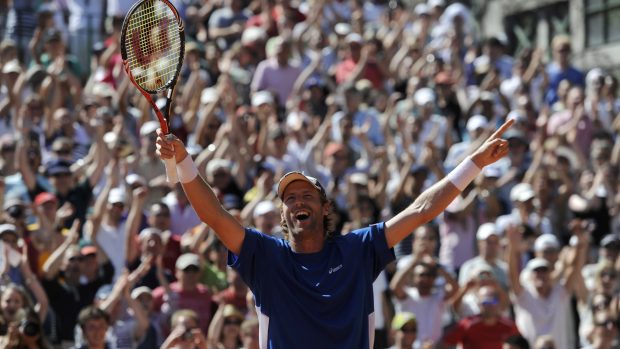 Francouzský tenista Stéphane Robert oslavuje na Roland Garros senzační vítězství nad Tomášem Berdychem