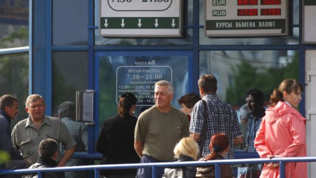 Bělorusko. Lidé v Minsku čekají ve frontě před směnárnou, aby si nakoupili cizí měnu