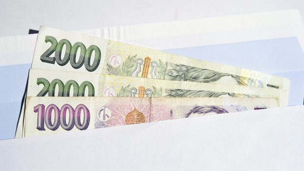 České bankovky v obálce