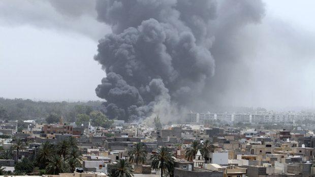 NATO  bombardovalo strategická místa v Tripolisu