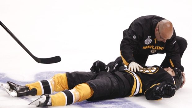 Bostonského hokejistu Hortona museli po zákroku od vancouverského Roma ošetřovat lékaři přímo na ledě