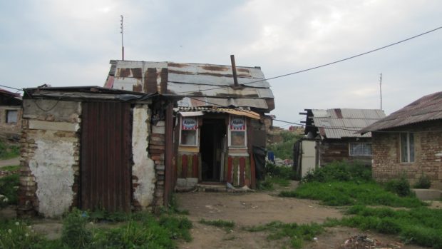 Na styl života, který v osadě vedou, nejsou pyšní ani samotní Romové