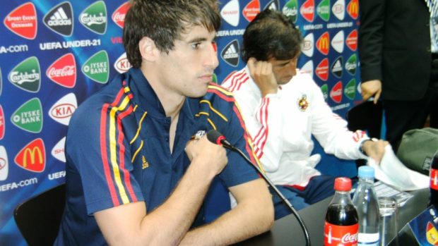 Mistr světa 2010 Javi Martínez, v pozadí trenér Španělů Luis Milla