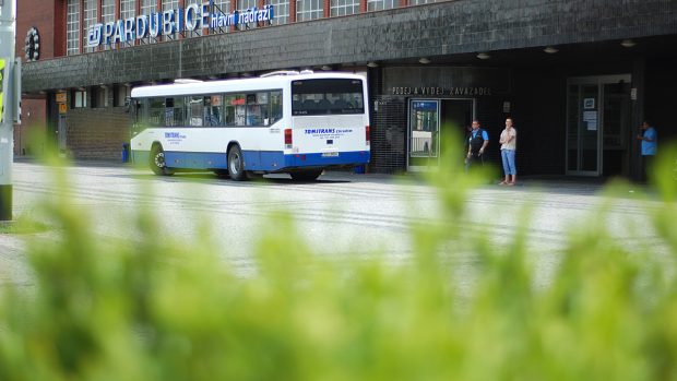 Náhradní autobusová doprava před vlakovým nádražím