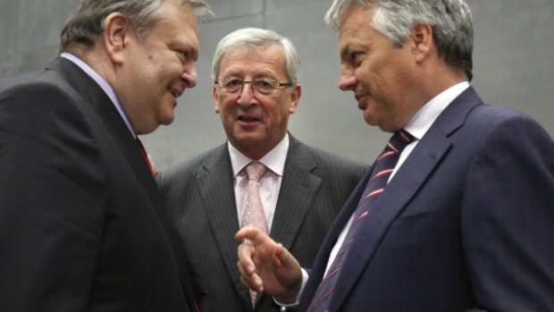 Řecký ministr financí Evangelos Venizelos s lucemburským ministrem financí Jean-Claudem Junckerem a belgickým ministrem financí Didierem Reyndersem při jednání v Lucemburku