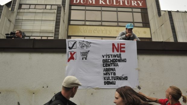 Protest proti zbourání kulturního domu v Plzni.