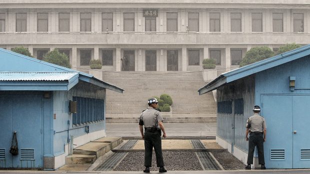 Jihokorejští vojáci hlídkují v demilitarizované zóně oddělující Jižní Koreu od severního souseda.
