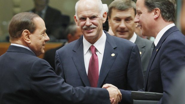 Na bruselský summit přijíždí italský premiér Silvio Berlusconi, řecký premiér Jorgos Papandreu a britský premiér David Cameron.