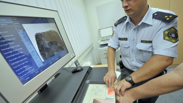 Celník snímá otisky prstů na slovinsko-chorvatské hranici v Dobove, tedy na hranici Schengenského prostoru
