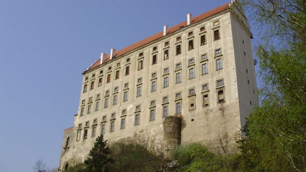 Budova plumlovského zámeckého paláce se tyčí do výšky více než 40 metrů