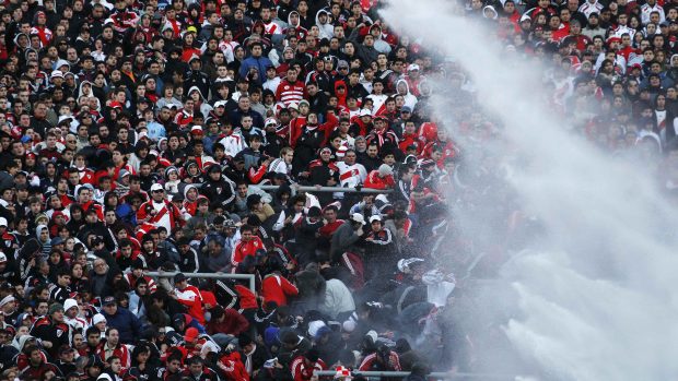 Některé rozzuřené fanoušky River Plate musela policie &#039;zchladit&#039; i pomocí vodních děl