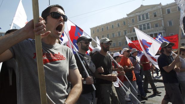 Demonstranti pochodují v Aténách na protest proti úsporným opatřením vlády.