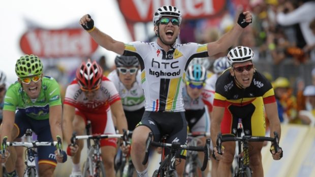 Mark Cavendish oslavuje na Tour de France šestnácté etapové vátězství