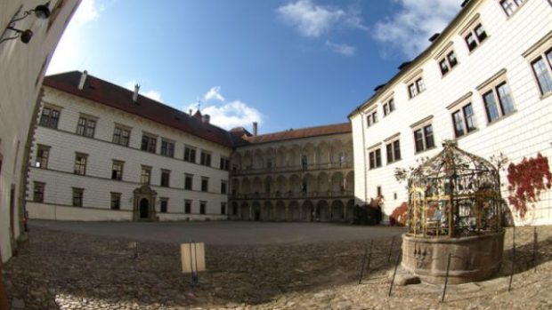 Monumentální třetí nádvoří jindřichohradeckého zámku se zdobenou kašnou