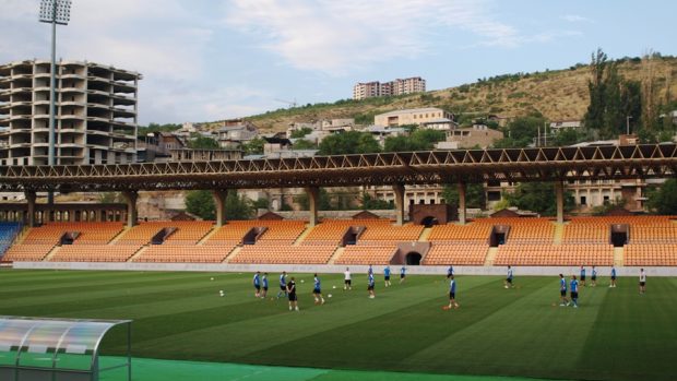 Plzeňský trénink na troše zeleně ve vyprahlém Jerevanu