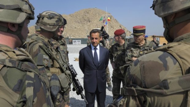 Nicolasi Sarkozy při návštěvě francouzských vojáků v Afghánistánu