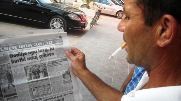 Fanoušci Flamurtari hledají v novinách zprávy o soupeři