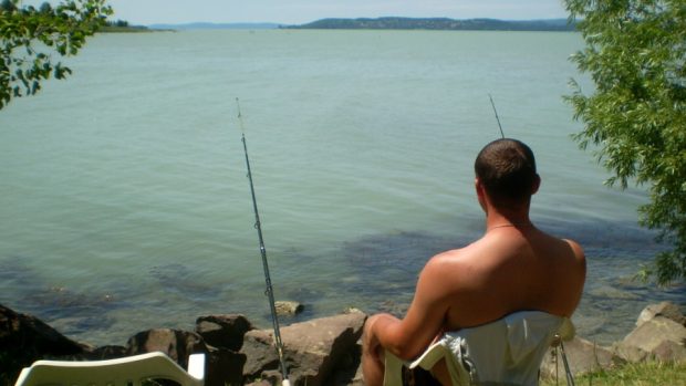 Ukrajinsko-německý rybář na břehu Balatonského jezera