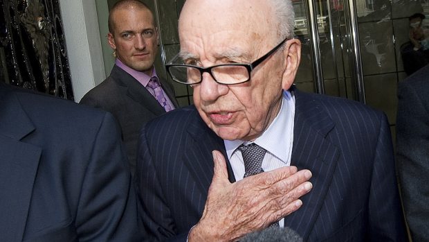 Rupert Murdoch mluví s novináři před hotelem, ve kterém se sešel s rodiči Milly Dowlerové.