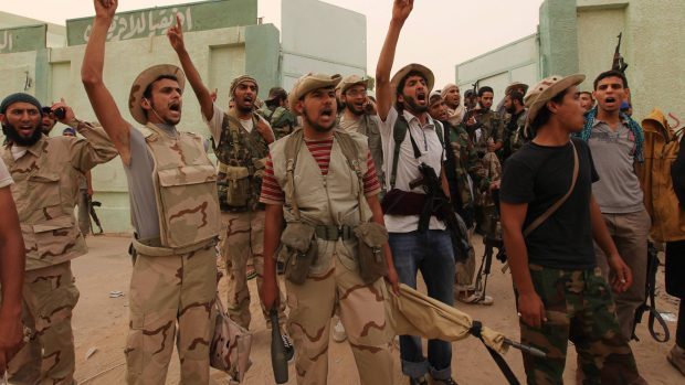 Libyjští rebelové oslavující úspěch v boji proti Kaddáfímu režimu