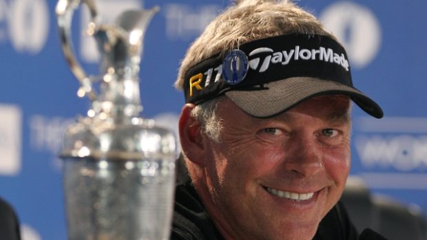 Severoirský golfista Darren Clarke s trofejí pro vítěze British Open