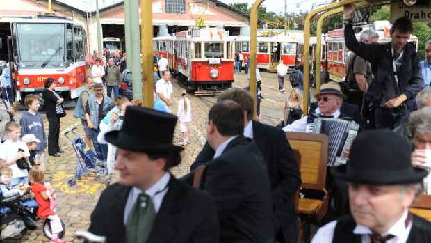 Odjezdem kolony historických i současných tramvají začaly oslavy 120. výročí první elektrické dráhy