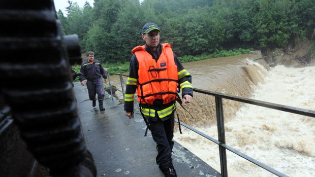 Povodně na Frýdlantsku, hasiči kontrolují hladinu řeky nedaleko obce Višňová