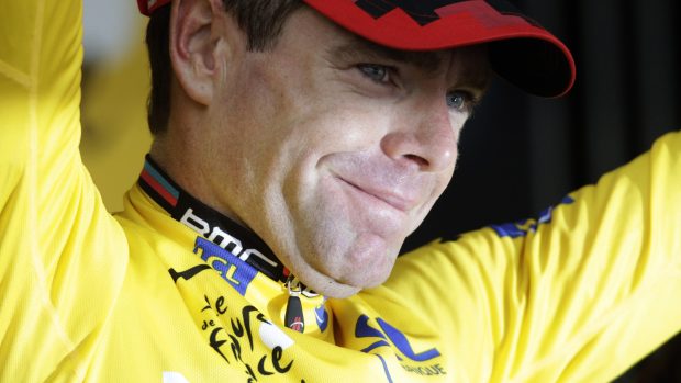 Dojatý Cadel Evans, který je jen krůček od celkového vítězství na letošním Tour de France