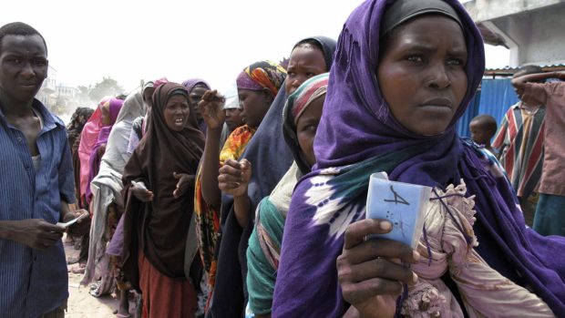 Somálci čekají ve frontě na humanitární pomoc