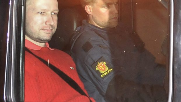 Anders Behring Breivik (vlevo) odjíždí v policejním autě od soudu.