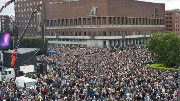 V centru Osla se sešlo na sto tisíc lidí.