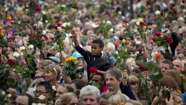 Památku obětí masakru v Oslu uctilo přes 100.000 lidí