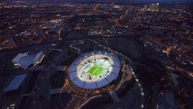 Londýnský Olympijský stadion s obrovskou jedničkou na trávníku, která symbolizuje rok do zahájení Her