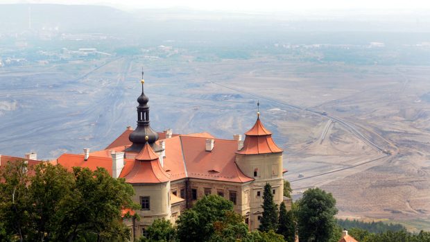 Zámek Jezeří a uhelný důl v Dolním Jiřetíně