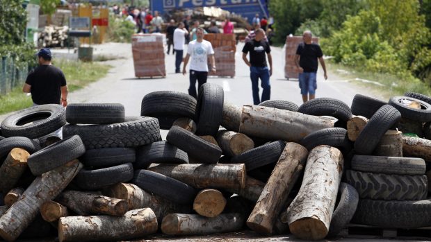 Kosovští Srbové zablokovali silnici ve vesnici Rudare.