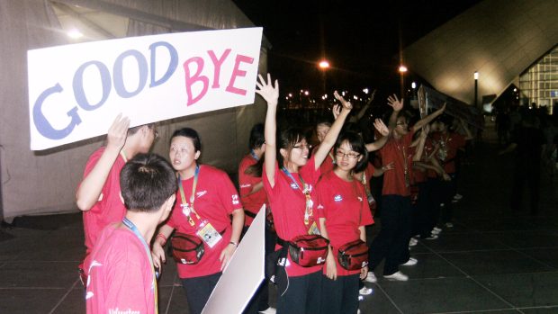 Stovky mladých čínských dobrovolníků se podobně loučily s plaveckým MS 2011 i jeho aktéry