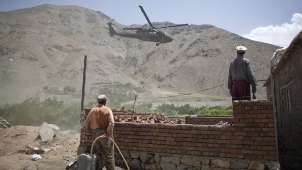 Vrtulník přelétající nad afghánským územím. Ilustrační foto.