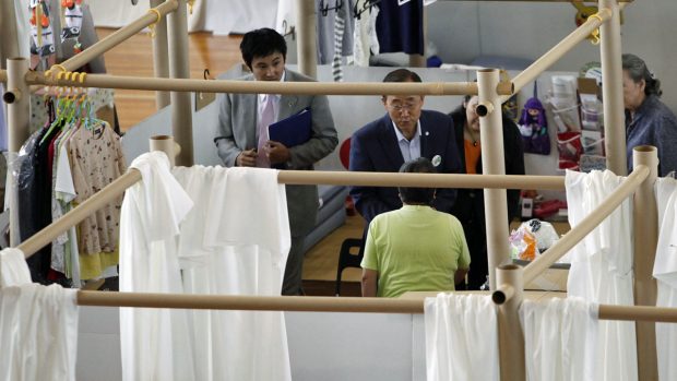 Pan Ki-mun navštívil v evakuačním centru Japonce postižené katastrofou ve Fukušimě