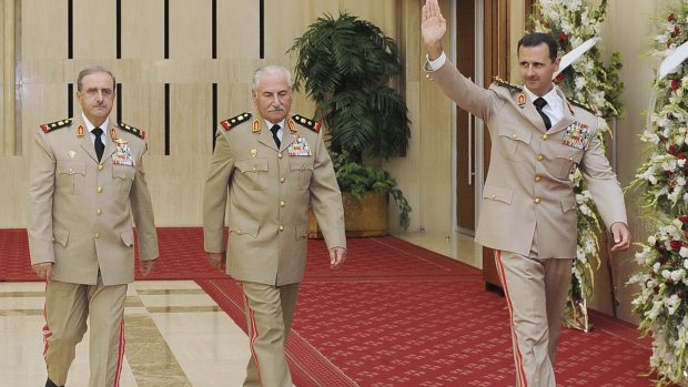Generál Alí Habíb (uprostřed) před svým odvoláním s prezidentem Asadem a generálem Daoudem Rajhou.JPG