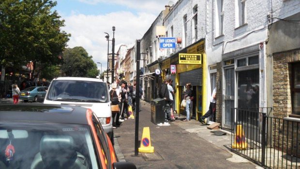 Vydrancovaný obchod v Clarence road v londýnském Hackney