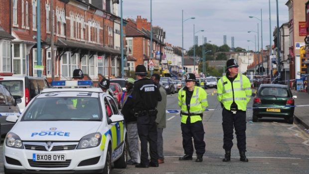 Policisté na místě vraždy tří mužů v Birminghamu