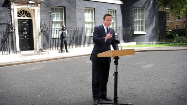 David Cameron mluví před svým sídlem v Downing Street 10 o bezpečnostních opatřeních.